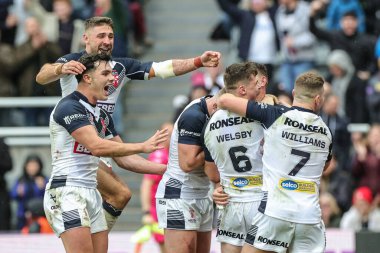 İngiltere 'den Elliott Whitehead, 15 Ekim 202' de St. James 's Park, Newcastle' da oynanan 2021 Dünya Rugby Ligi karşılaşmasında denemesini kutluyor.