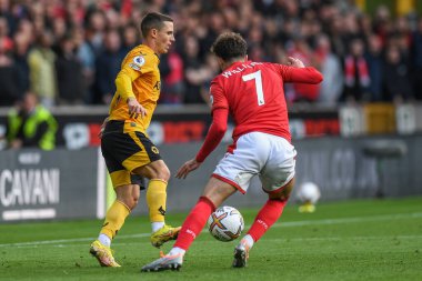 Wolverhampton Wanderers 'dan Daniel Podence # 10 Premier League maçı sırasında Nottingham Ormanı' ndan Neco Williams # 7 'nin baskısı altında Wolverhampton Nottingham Ormanı' na karşı Molineux, Wolverhampton, Birleşik Krallık, 15 Ekim 202