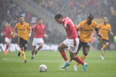 Nottingham Ormanı 'ndan Brennan Johnson # 20 Premier League maçı sırasında Molineux, Wolverhampton, Birleşik Krallık' ta Wolverhampton Wanderers - Nottingham Forest maçında netlik kazanmaya çalışıyor.