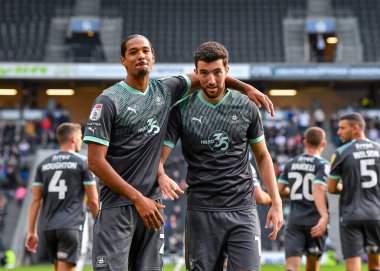 GoAL 1-4 Plymouth Argyle orta saha oyuncusu Finn Azaz (18), 15 Ekim 202 'de stadyumda oynanan Sky Bet 1 karşılaşmasında Plymouth Argyle (21) defans oyuncusu Nigel Lonwijk (21) ile gol attı: mk, Milton Keynes, İngiltere