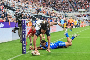 İngiltere 'den Dom Young, Rugby Ligi Dünya Kupası 2021 maçında St.James' s Park, Newcastle, Birleşik Krallık, 15 Ekim 202 'de İngiltere ile Samoa maçına gidiyor.