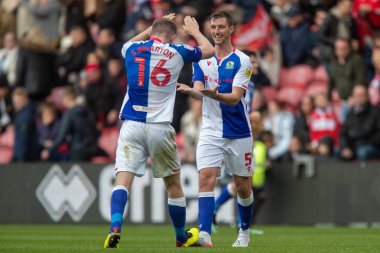 Blackburn Rovers 'dan Scott Wharton # 16 numaralı takım arkadaşı Blackburn Rovers' dan Dominic Hyam # 5 numaralı takım arkadaşı Middlesbrough - Blackburn Rovers maçından sonra zaferi kutluyor.