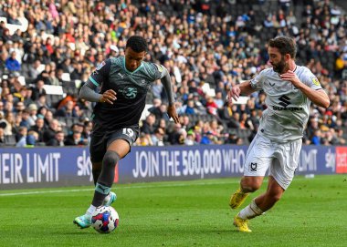 Plymouth Argyle forveti Morgan Whittaker (19), Milton Keynes Dons 'un 9 yaşındaki Will Grigg (9) ile oynadığı Sky Bet Lig 1 karşılaşmasında sahaya saldırıyor ve geçiyor: mk, Milton Keynes, Birleşik Krallık, 15 Ekim 202