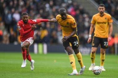 Wolverhampton Wanderers 'dan Toti Gomes # 24 Premier League maçı sırasında Nottingham Ormanı' ndan Emmanuel Dennis # 25 'in baskısı altında Wolverhampton Wanderers, Nottingham Ormanı' na karşı Molineux, Wolverhampton, Birleşik Krallık, 15 Ekim 202
