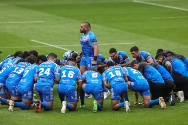 Samoalı Junior Paulo, Rugby Ligi Dünya Kupası 2021 karşılaşmasında İngiltere 'ye karşı Samoa maçında Siva Tau' yu seslendirdi.