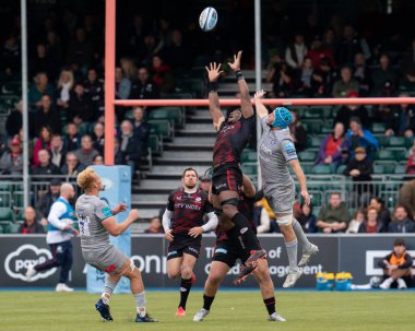  Saracens 'li Maro Itoje # 4 Gallagher Premiership maçında Bath Rugby' li Dave Attwood # 4 ile StoneX Stadyumu, Londra, Birleşik Krallık, 15 Ekim 202 'de oynanan Bath Rugby maçında mücadele etti.