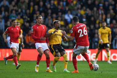 Wolverhampton Wanderers 'dan Adama Traor # 37 Premier League maçı sırasında Nottingham Ormanı' ndan Scott McKenna # 26 numaraya karşı Molineux, Wolverhampton, İngiltere, 15 Ekim 2022 'de Nottingham Ormanı' na karşı Wolverhampton Wanderers maçında meydan okuyor.