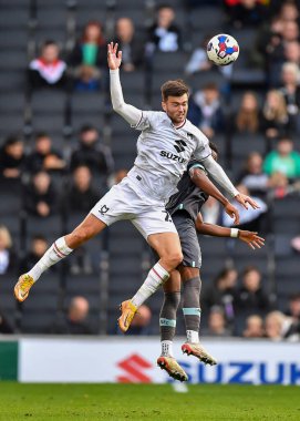 Plymouth Argyle Bali Mumba (17), Milton Keynes Dons defans oyuncusu Tennai Watson (2) ile 15 Ekim 202 'de stadyumda MK Dons - Plymouth Argyle maçında mücadele etti.