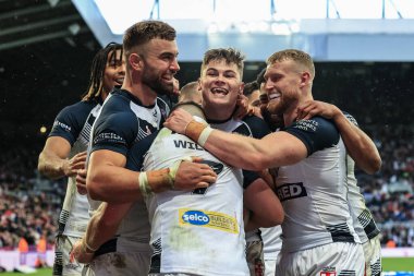 İngiltere 'den George Williams, Rugby Ligi Dünya Kupası 2021 karşılaşmasında İngiltere' ye karşı Samoa 'yı St. James' s Park, Newcastle, İngiltere 'de 15 Ekim 202' de kutluyor.