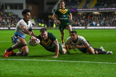 Avustralyalı Angus Crichton, İngiltere 'nin Leeds kentindeki Headingley Stadyumu' nda oynanan 2021 Dünya Rugby Ligi Kupası karşılaşmasında bir deneme için sahaya çıkıyor.