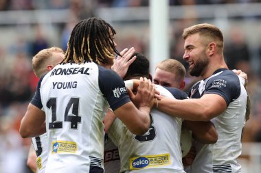 İngiltere 'den Kallum Watkins, 15 Ekim 202' de St. James 's Park, Newcastle' da oynanan 2021 Dünya Rugby Ligi karşılaşmasında denemesini kutluyor.