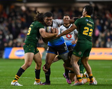 Fiji 'den Taniela Sadrugu, Rugby Ligi Dünya Kupası 2021 Dünya Kupası' nda Avustralyalı Tino Fa 'asuamaleaui ve Murray Taulagi tarafından Headingley Stadyumu' nda Fiji 'ye karşı 15 Ekim 202' de oynanan karşılaşmada yenildi.