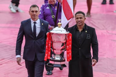 Kevin Sinfield OBE ve Jason Robinson Rugby Ligi Dünya Kupası 2021 Dünya Kupası kupası kupası sırasında İngiltere ile Samoa arasındaki St. James 's Park, Newcastle, İngiltere maçı, 15 Ekim 202