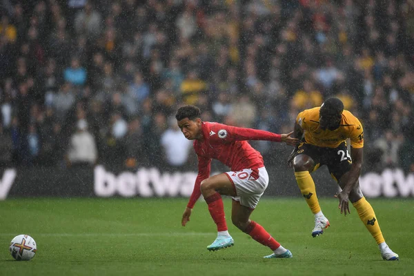 Nottingham Ormanı 'ndan Brennan Johnson # 20 Premier League maçında Wolverhampton Wanderers - Nottingham Forest maçında Toti Gomes # 24 Wolverhampton Wanderers ile birlikte Molineux, Wolverhampton, Birleşik Krallık' ta 15 Ekim 202 'de top için yarışıyor.