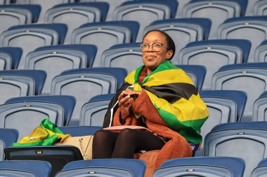 Jamaika taraftarları, Rugby Ligi Dünya Kupası 2021 Dünya Kupası 'nda oynanacak ilk Rugby Ligi Dünya Kupası' na Jamaika ile İrlanda maçı için Birleşik Krallık 'ın Leeds kentindeki Headingley Stadyumu' na geldiler.