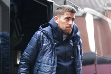 Chelsea 'den Jorginho # 5 Premier Lig maçında takım otobüsünden indi Aston Villa Chelsea' ye karşı Villa Park, Birmingham, İngiltere, 16 Ekim 202
