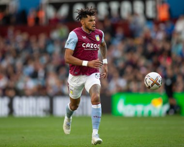 Aston Villa 'dan Tyrone Mings # 5 Premier League maçında topla koşuyor. Aston Villa Chelsea' ye karşı Villa Park, Birmingham, İngiltere, 16 Ekim 202