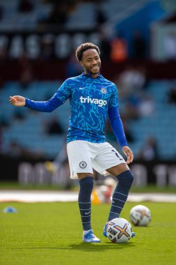 Chelsea Premier Lig maçında 17 numaralı Raheem Sterling ısınıyor. Aston Villa Chelsea 'ye karşı Villa Park, Birmingham, İngiltere, 16 Ekim 202
