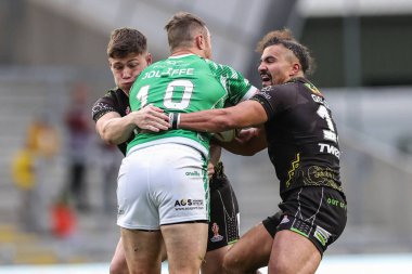 Jamaikalı Bradley Ho ve Jamaikalı Ashton Golding, Jamaikalı Jaimin Jolliffe 'i Rugby Ligi Dünya Kupası 2021' de Headingley Stadyumu, Leeds, Birleşik Krallık 'ta oynanan karşılaşmada yendi.