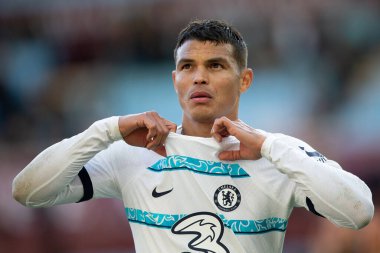 Chelsea 'den Thiago Silva 6 numara Premier Lig maçında taraftarına vermek için tişörtünü çıkardı. Aston Villa Chelsea' ye karşı Villa Park, Birmingham, İngiltere, 16 Ekim 202