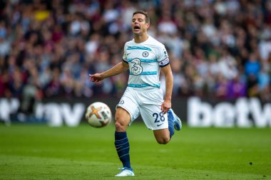 Chelsea 'den Cesar Azpilicueta # 28 Premier League maçı sırasında oynanan topa tepki veriyor Aston Villa Chelsea' ye karşı Villa Park, Birmingham, İngiltere, 16 Ekim 202