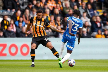 Hull City 'den Cyrus Christie # 33 ve Birmingham City' den Emmanuel Longelo # 23 numara Hull City - Birmingham City maçı sırasında MKM Stadyumu, Hull, İngiltere, 16 Ekim 202