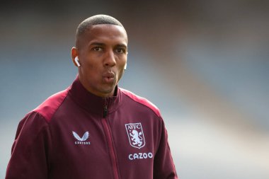 Aston Villa 'dan Ashley Young # 18 Premier Lig karşılaşmasında Aston Villa, Chelsea' ye karşı Villa Park, Birmingham, İngiltere, 16 Ekim 202