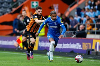 Hull City 'den Ukan Sinik # 11 ve Birmingham City' den Juninho Bacuna # 7 Gökyüzü İddia Şampiyonası maçında Hull City, Birmingham City 'ye karşı MKM Stadyumu, Hull, Birleşik Krallık, 16 Ekim 202