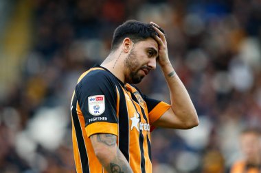 Hull City 'nin 7 numaralı Ozan Tufan, Hull City' nin 16 Ekim 202 'de MKM Stadyumu' nda Hull City 'ye karşı oynadığı Sky Bet Şampiyonası maçında tepki gösterdi.