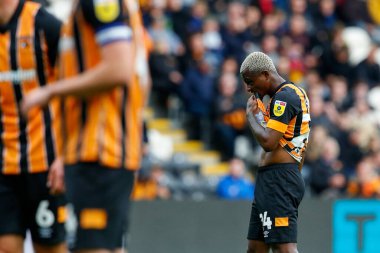 Hull City 'den Jean Michal Seri, Hull City' nin Birmingham City 'ye karşı oynadığı 16 Ekim 2022' de oynanan Sky Bet Şampiyonası maçında tepki gösterdi.