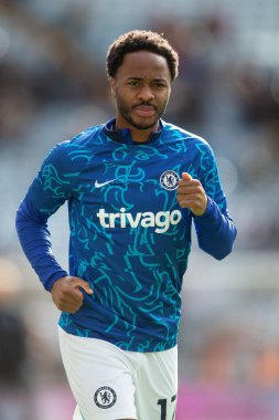 Chelsea Premier Lig maçında 17 numaralı Raheem Sterling ısınıyor. Aston Villa Chelsea 'ye karşı Villa Park, Birmingham, İngiltere, 16 Ekim 202