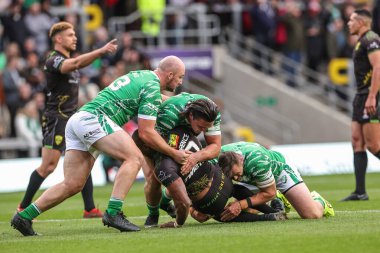 Jamaikalı Michael Lawrence, Rugby Ligi Dünya Kupası 2021 karşılaşmasında İrlandalı Liam Byrne tarafından Headingley Stadyumu, Leeds, İngiltere 'de oynanan Jamaika maçında yenildi.