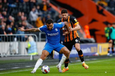 Birmingham City 'den Troy Deeney # 8 ve Hull City' den Tobias Figueiredo # 6 Sky Bet Şampiyonası maçında Hull City, Birmingham City 'ye karşı MKM Stadyumu, Hull, Birleşik Krallık, 16 Ekim 202