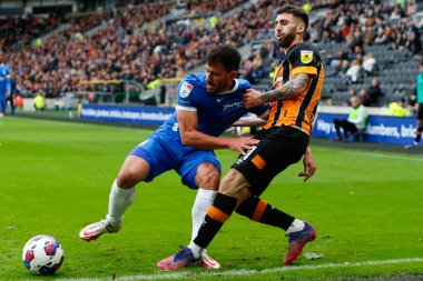 Hull City 'den ukan Sinik # 11 ve Birmingham City' den Maxime Colin # 2 Sky Bet Şampiyonası maçında Hull City, MKM Stadyumu, Hull, Birleşik Krallık 'ta Birmingham City' ye karşı.
