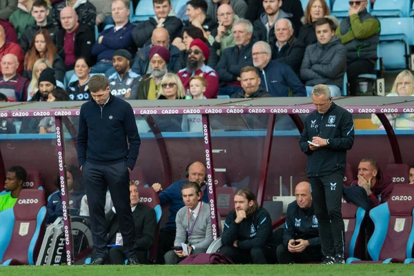 Nedslagen Steven Gerrard Chef För Aston Villa Tittar Till Golvet — Stockfoto