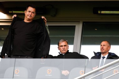 Hull City 'nin sahibi Acun Ilicali, 16 Ekim 202' de İngiltere 'nin Hull şehrindeki MKM Stadyumu' nda oynanan Sky Bet Şampiyonası maçında Türk milli takım teknik direktörü Stefan Kuntz ile maçı izliyor.