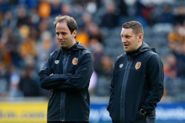 Bari Pardo ve Andy Dawson Hull City 'nin geçici teknik direktörü Hull City - Birmingham City maçı sırasında MKM Stadyumu, Hull, İngiltere, 16 Ekim 202