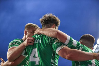 İrlanda 'nın Toby King' i, İngiltere 'nin Leeds kentindeki Headingley Stadyumu' nda oynanan 2021 Dünya Rugby Ligi karşılaşmasında denemesini kutluyor.