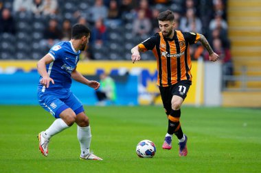 Hull City 'den ukan Sinik # 11 ve Birmingham City' den Maxime Colin # 2 Sky Bet Şampiyonası maçında Hull City, MKM Stadyumu, Hull, Birleşik Krallık 'ta Birmingham City' ye karşı.