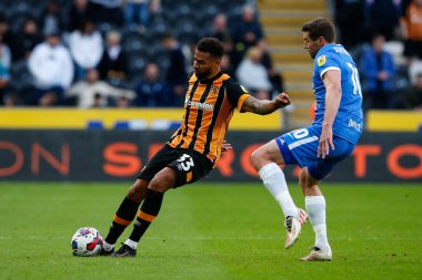 Hull City 'den Cyrus Christie # 33 ve Birmingham City' den Lukas Jutkiewicz # 10 numara Gökyüzü İddia Şampiyonası maçında Hull City, Birmingham City 'ye karşı MKM Stadyumu, Hull, Birleşik Krallık, 16 Ekim 202