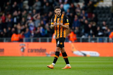 Hull City 'den Tobias Figueiredo, Hull City' nin Birmingham City 'ye karşı 16 Ekim 202' de oynanan maçından sonra taraftarları alkışlıyor.