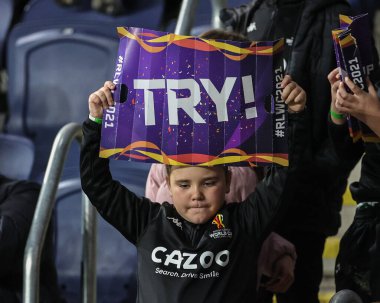 Genç bir taraftar, İrlanda 'da oynanan Rugby Ligi Dünya Kupası 2021 karşılaşmasında Jamaika ile İrlanda' nın Headingley Stadyumu, Leeds, İngiltere 'de oynanan karşılaşmanın ardından bir poster asıyor.