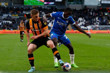 Hull City 'den Greg Docherty # 8 ve Birmingham City' den Emmanuel Longelo # 23 numara Hull City - Birmingham City maçı sırasında MKM Stadyumu, Hull, Birleşik Krallık, 16 Ekim 202