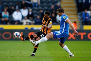 Hull City 'den Cyrus Christie # 33 ve Birmingham City' den Lukas Jutkiewicz # 10 numara Gökyüzü İddia Şampiyonası maçında Hull City, Birmingham City 'ye karşı MKM Stadyumu, Hull, Birleşik Krallık, 16 Ekim 202