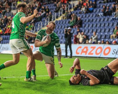 İrlandalı Frankie Halton, İngiltere 'nin Leeds kentindeki Headingley Stadyumu' nda oynanan 2021 Dünya Rugby Ligi karşılaşmasında denemesini kutluyor.