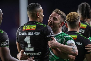 İrlandalı Richie Myler ve Jamaikalı Ben Jones-Bishop Rugby Ligi Dünya Kupası 2021 karşılaşmasında birbirlerine sarılıyorlar. Jamaika, Headingley Stadyumu, Leeds, İngiltere, 16 Ekim 202