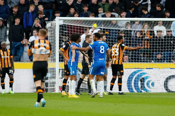 Rozhodčí Leigh Doughty Vydává Žlutou Kartu Nathan Baxter Hull City — Stock fotografie