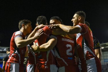 Lübnanlı Josh Mansour, İngiltere 'nin Warrington kentindeki Halliwell Jones Stadyumu' nda oynanan 2021 Dünya Rugby Ligi karşılaşmasında denemesini kutluyor.