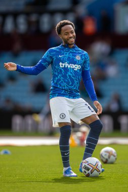 Chelsea 'den Raheem Sterling Premier Lig maçında topu geçiyor. Aston Villa Chelsea' ye karşı Villa Park, Birmingham, İngiltere, 16 Ekim 202
