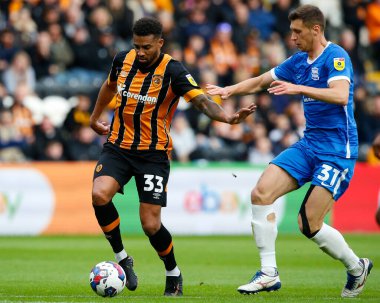 Hull City 'den Cyrus Christie # 33 ve Birmingham City' den Krystian Bielik # 31, Sky Bet Şampiyonası maçında Hull City, Birmingham City 'ye karşı MKM Stadyumu, Hull, Birleşik Krallık, 16 Ekim 202